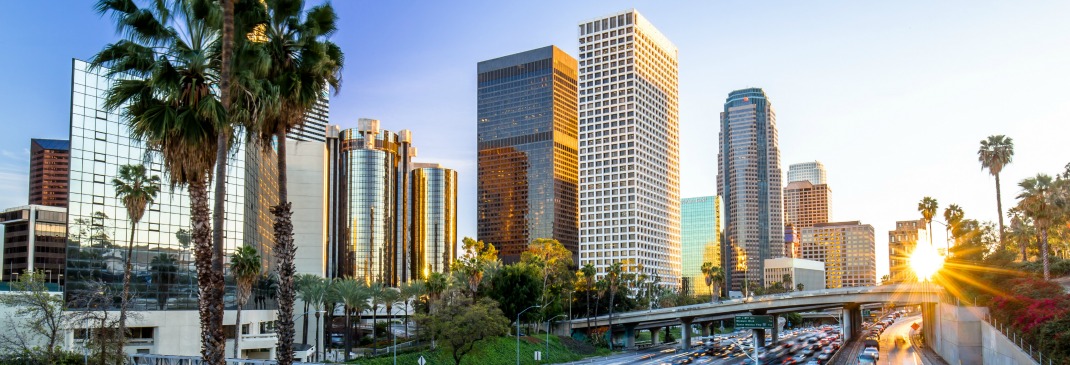 Skyline von Los Angeles unter blauem Himmel